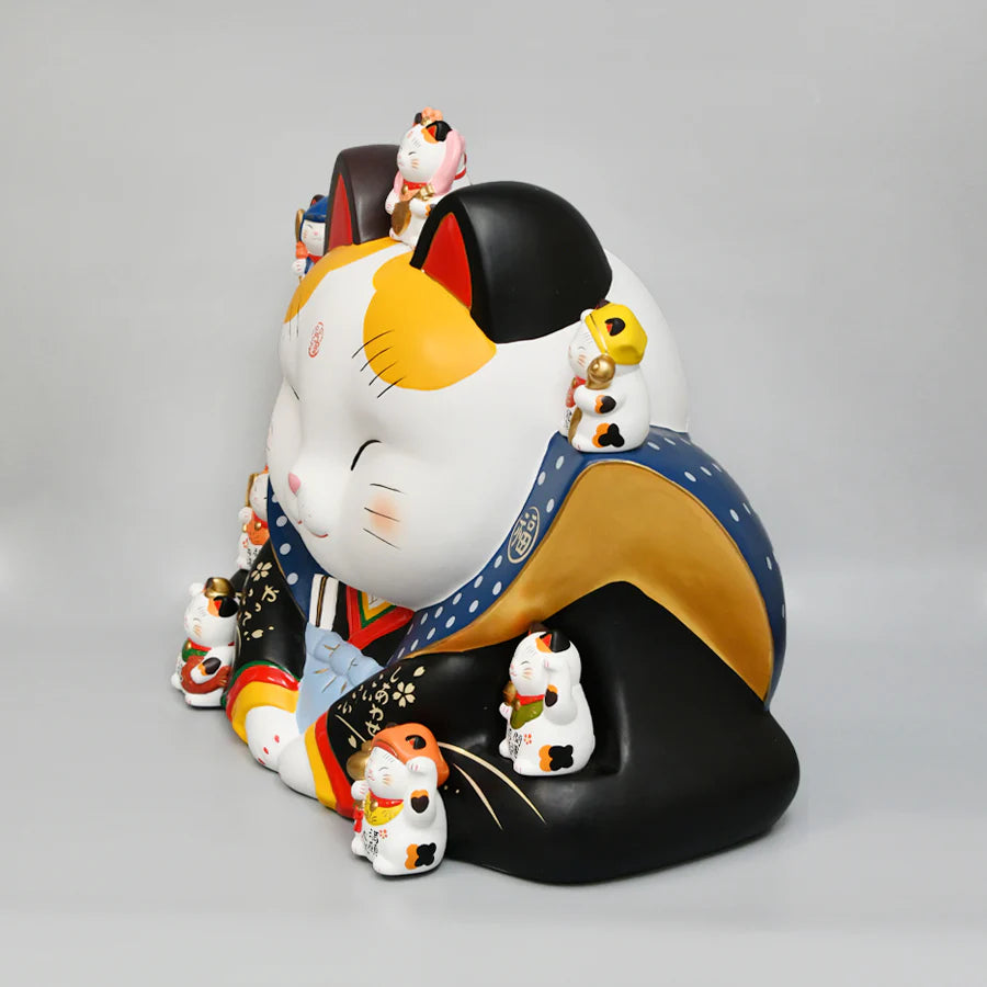Yakushigama Maneki-Neko Beckoning Cat