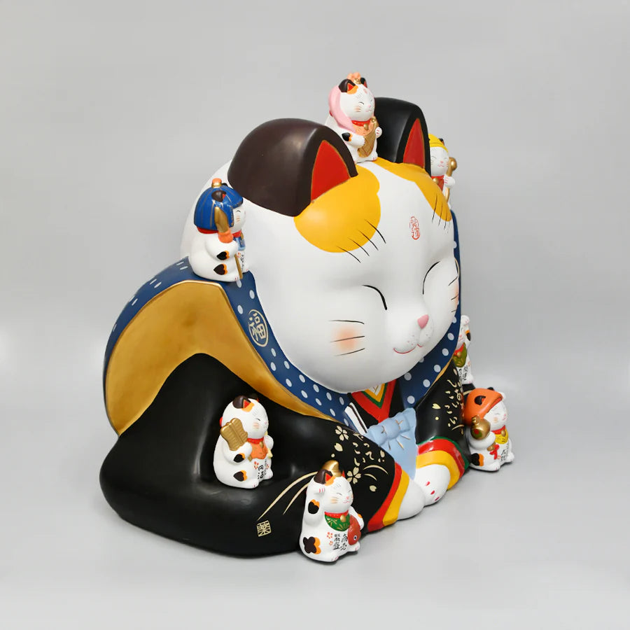 Yakushigama Maneki-Neko Beckoning Cat
