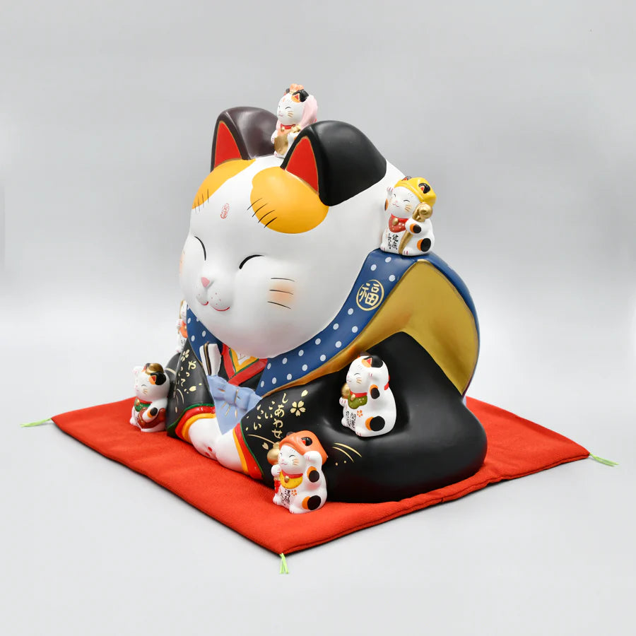 Yakushigama Maneki-Neko Beckoning Cat