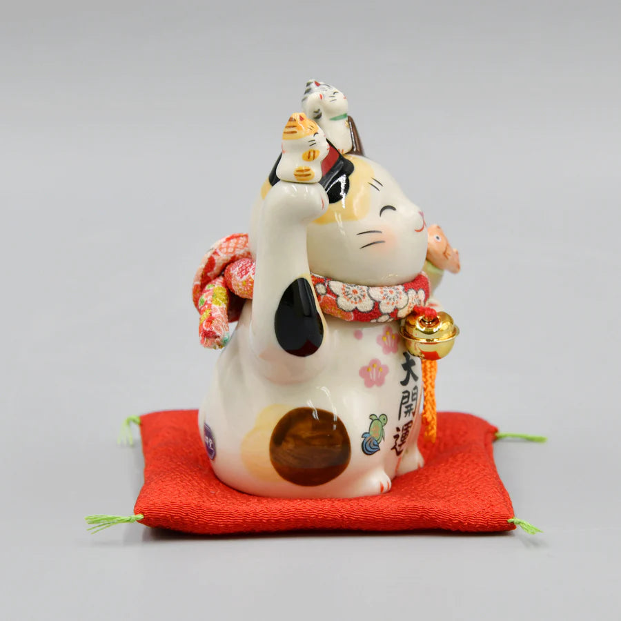 Yakushigama Maneki-Neko Beckoning Cat