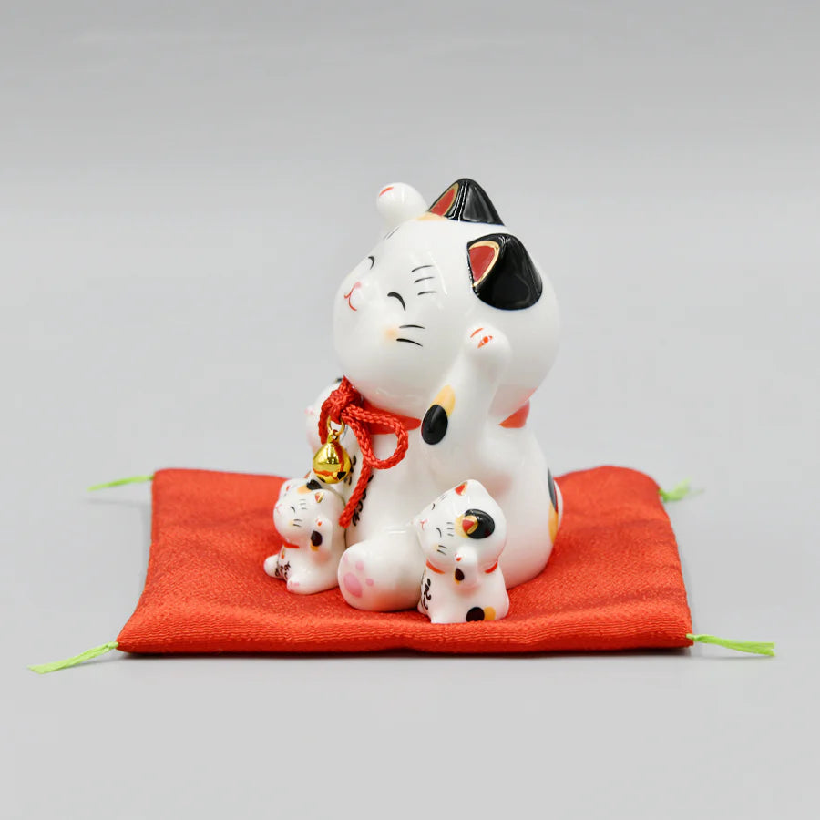 Yakushigama Maneki-Neko Beckoning Cat