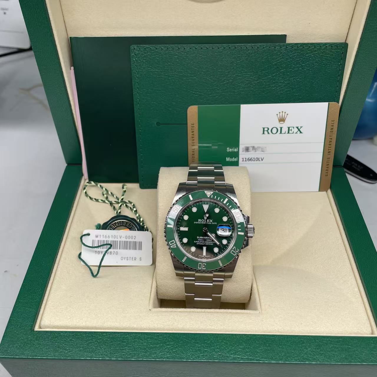Pre-owned Rolex Submariner 41mm Men's Watch - ref 116610LV Green Hulk (2018)