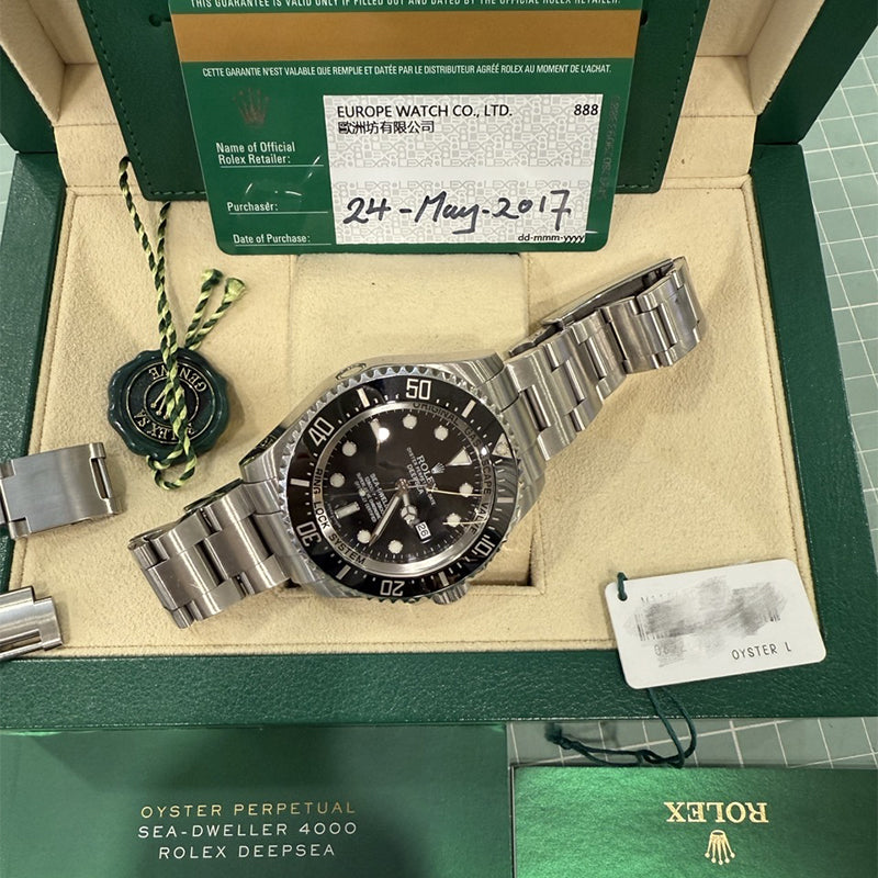 Pre-owned Rolex Sea-Dweller 44mm Men's Watch - ref 116660 Black Dial (2017)