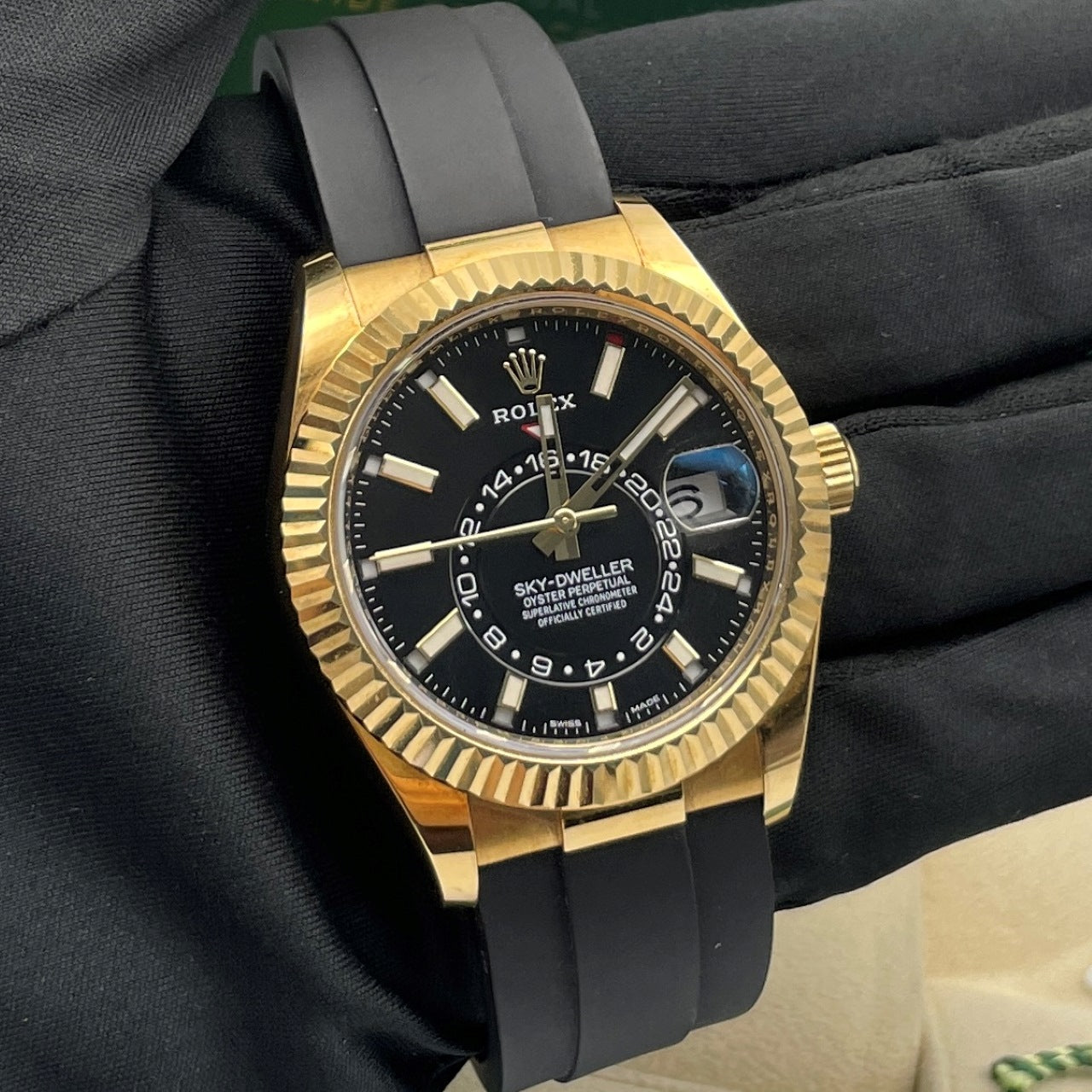 Pre-owned Rolex Sky-Dweller 42mm Men's Watch - ref 326238 Black Dial (2021)