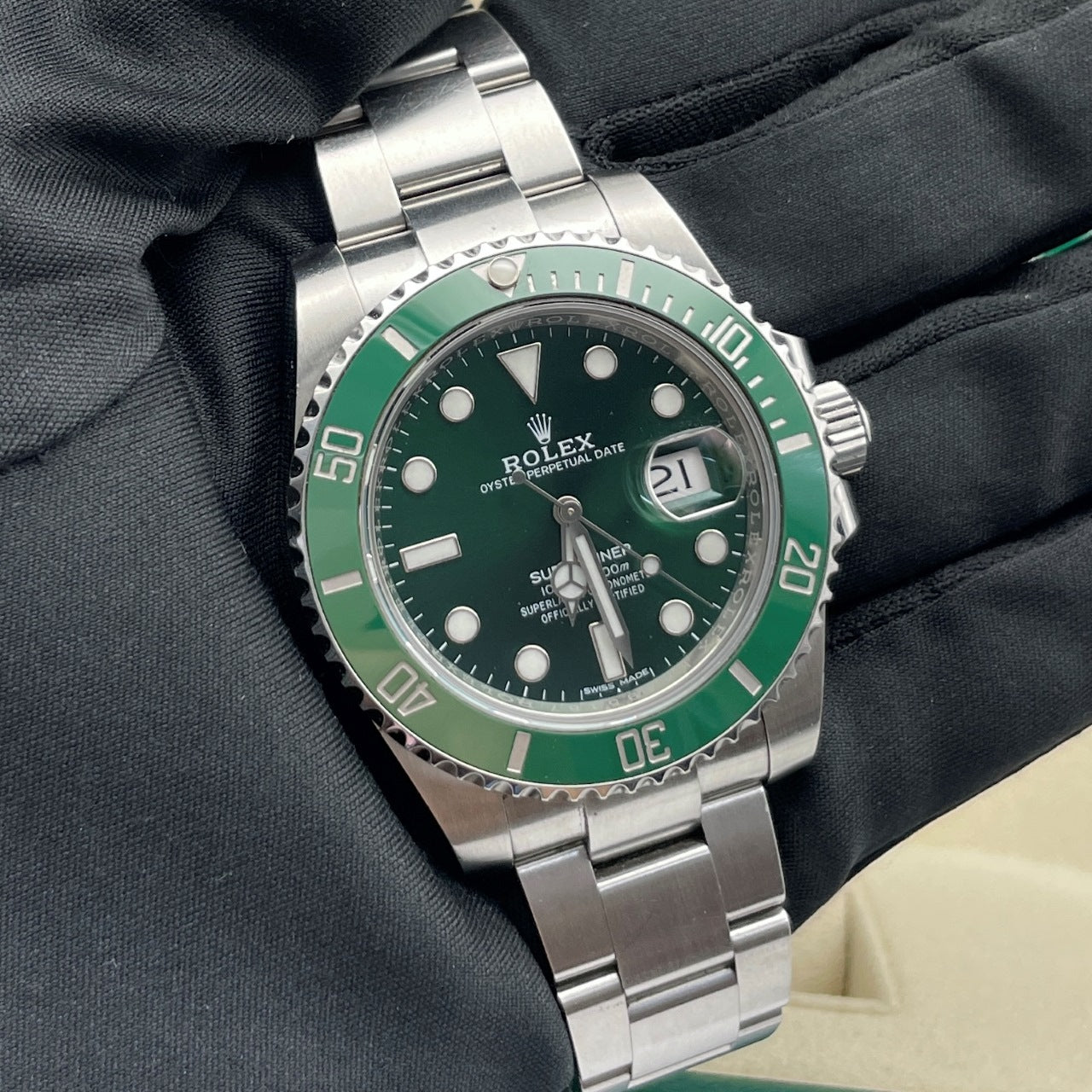 Pre-owned Rolex Submariner 41mm Men's Watch - ref 116610LV Green Hulk (2017)