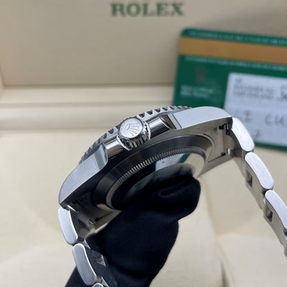 Pre-owned Rolex Submariner 41mm Men's Watch - ref 116610LV Green Hulk (2017)