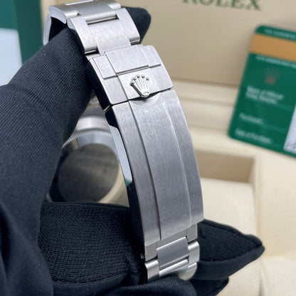 Pre-owned Rolex Submariner 41mm Men's Watch - ref 116610LV Green Hulk (2017)